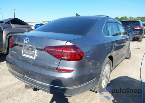 2018 Volkswagen Passat 2.0T Se z USA, uszkodzony, nr VIN 1VWBA7A36JC030995